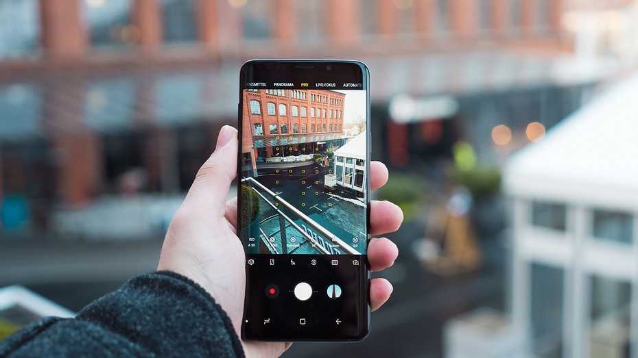 Обзор на лучшие бюджетные смартфоны Huawei хорошего качества с хорошей камерой. Какой смартфон лучше купить в 2020 году - читайте в нашем рейтинге.