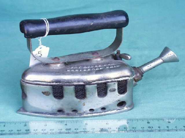 Утюги (22 фото): история создания старинных чугунных приборов на углях. кто изобрел первый электрический утюг?